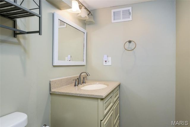 5639 Chalet Manor Court, Oakville, MO 63129