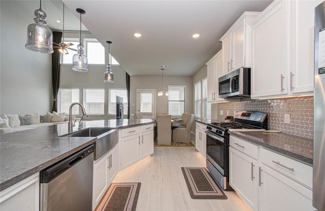 7406 Oakmont Avenue, Mont Belvieu, TX 77523