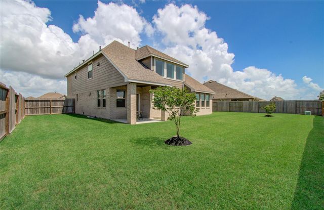 7406 Oakmont Avenue, Mont Belvieu, TX 77523