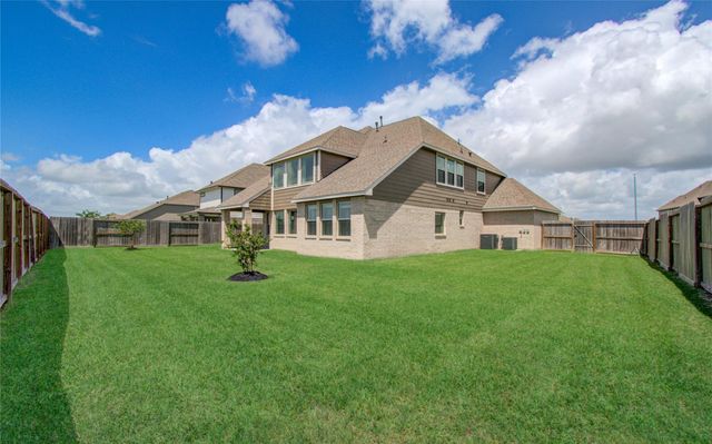 7406 Oakmont Avenue, Mont Belvieu, TX 77523