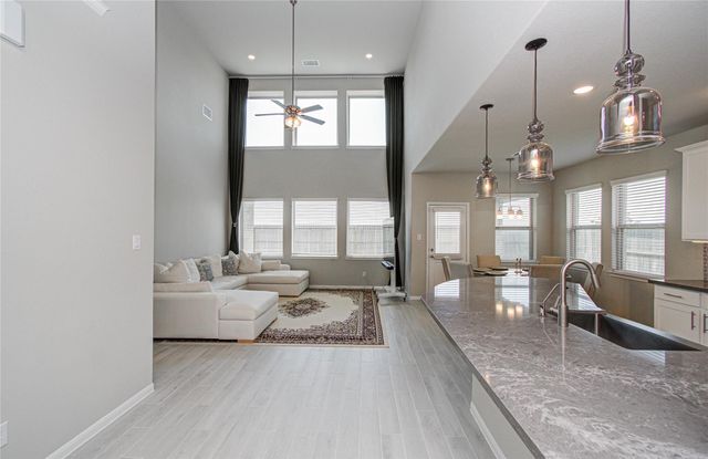 7406 Oakmont Avenue, Mont Belvieu, TX 77523