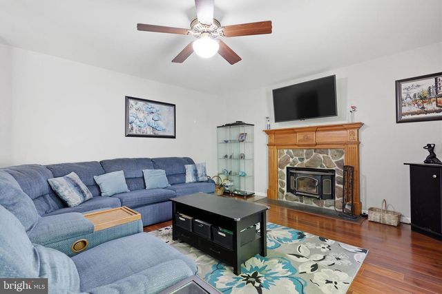 2130 STERNERS RD, Green Lane, PA 18054
