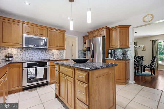 2130 STERNERS RD, Green Lane, PA 18054