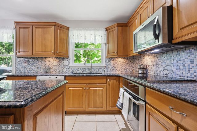 2130 STERNERS RD, Green Lane, PA 18054
