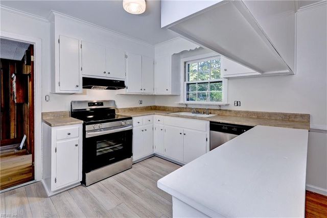3 Bonnie LN, Newport News, VA 23606