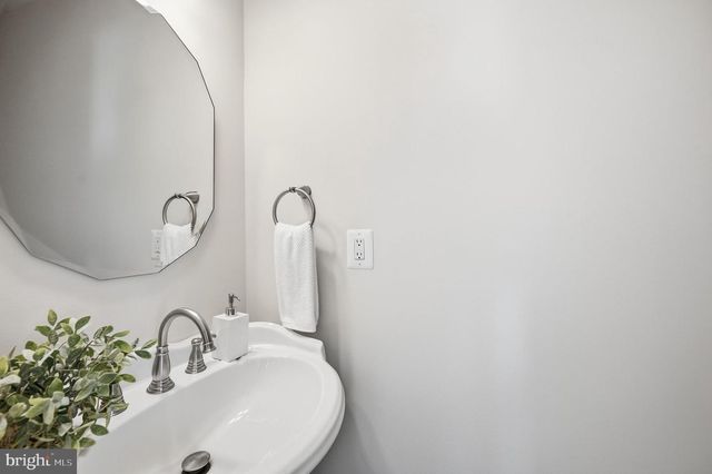 8143 MADRILLON CT, Vienna, VA 22182