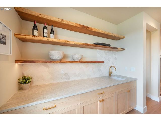 28356 Siesta Ln, Eugene, OR 97402