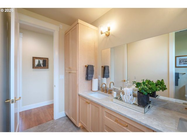 28356 Siesta Ln, Eugene, OR 97402