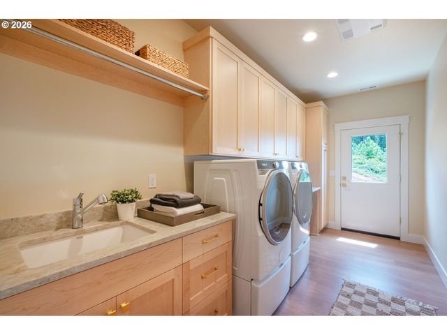 28356 Siesta Ln, Eugene, OR 97402