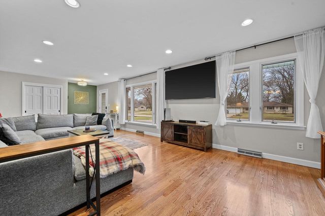 S68W12977 Camilla DRIVE, Muskego, WI 53150