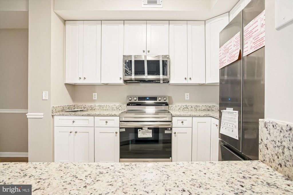 Image 6 of property listing at 10-G SANDSTONE CT, Annapolis, MD 21403