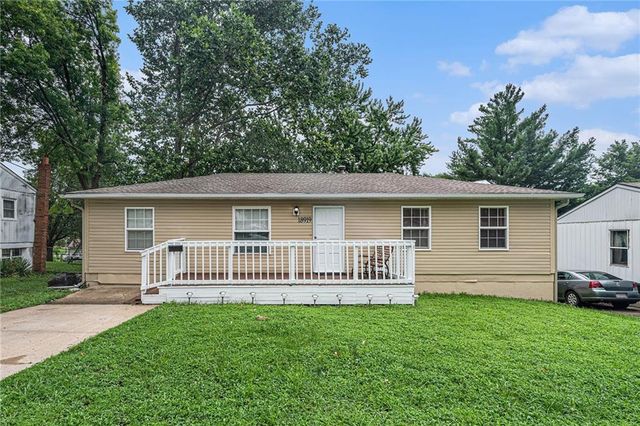18919 E Arrowhead Drive, Independence, MO 64056