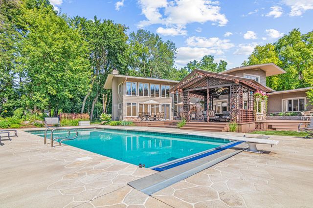 2150 Crestview Drive, Chanhassen, MN 55331