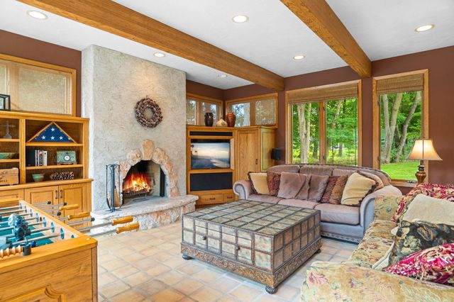 2150 Crestview Drive, Chanhassen, MN 55331