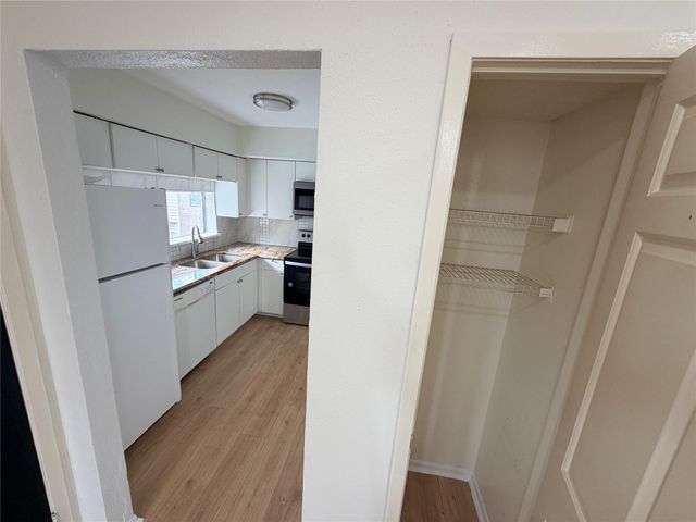 10855 Meadowglen Lane 622, Houston, TX 77042