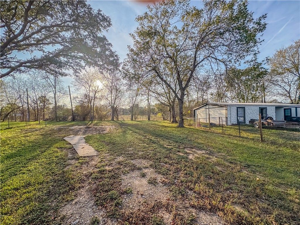907 Westview, Caldwell, TX 77836 — photo 3