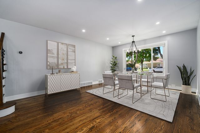 7225 N East Prairie Road, Lincolnwood, IL 60712