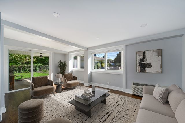 7225 N East Prairie Road, Lincolnwood, IL 60712