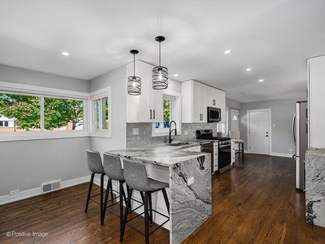 7225 N East Prairie Road, Lincolnwood, IL 60712