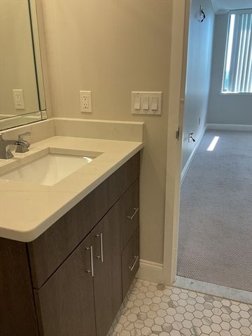 1006 Paradise Rd PH Q, Swampscott, MA 01907