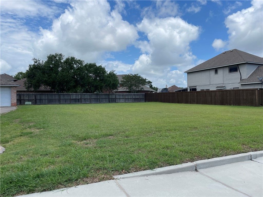 6249 Strasbourg Dr, Corpus Christi, TX 78414 — photo 2