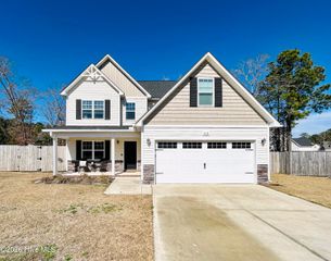 402 Crestmont Court, Richlands, NC 28574