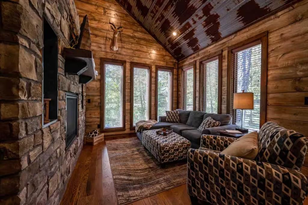 Image 1 of property listing at 108 Pilotfish Road, Broken Bow, OK 74728