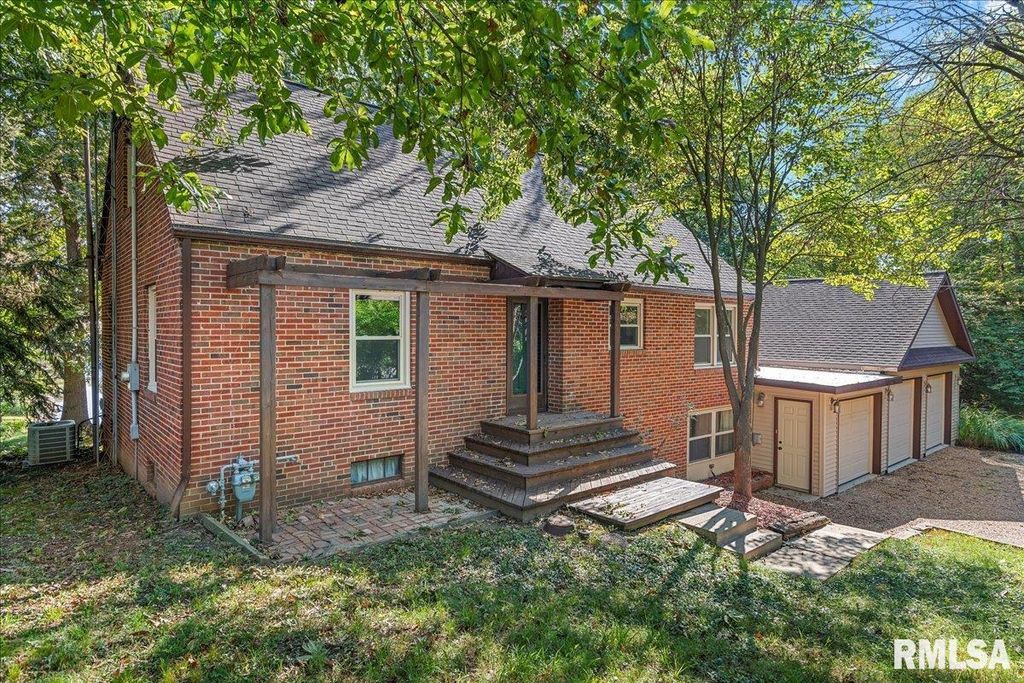 820 W LAKE SHORE Drive, Springfield, IL 62712