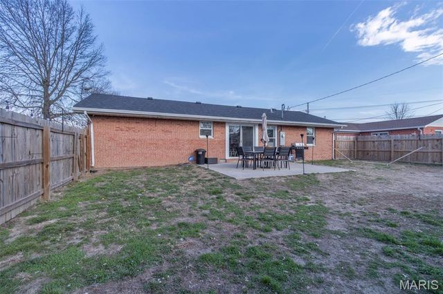 105 Surrey Lane, Bethalto, IL 62010