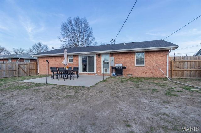 105 Surrey Lane, Bethalto, IL 62010