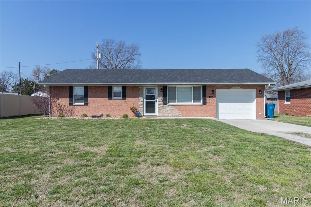 105 Surrey Lane, Bethalto, IL 62010