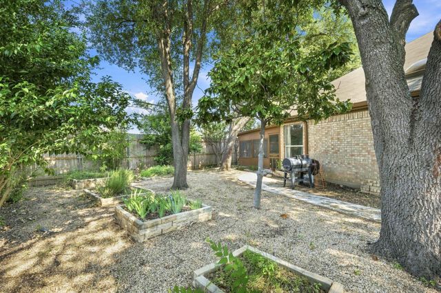 302 N Carriage Hills DR, Georgetown, TX 78626