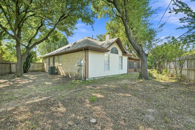 302 N Carriage Hills DR, Georgetown, TX 78626