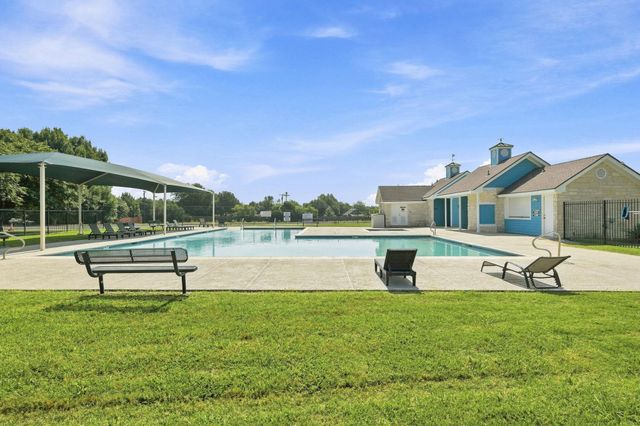302 N Carriage Hills DR, Georgetown, TX 78626