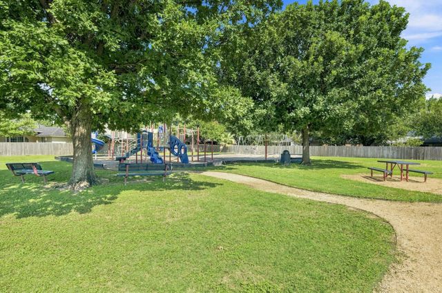 302 N Carriage Hills DR, Georgetown, TX 78626