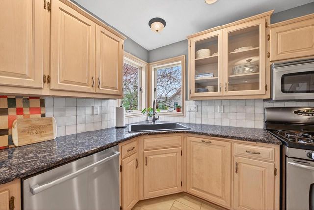 422 E OLDE PALTZER COURT, Appleton, WI 54913