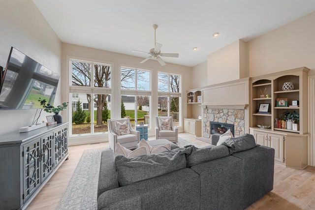 422 E OLDE PALTZER COURT, Appleton, WI 54913