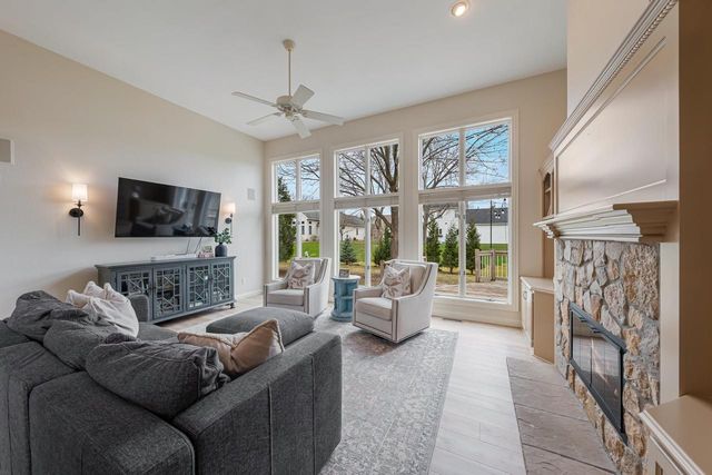 422 E OLDE PALTZER COURT, Appleton, WI 54913