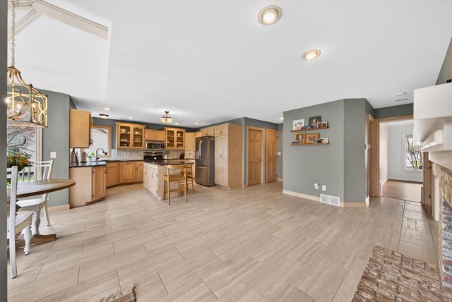 422 E OLDE PALTZER COURT, Appleton, WI 54913