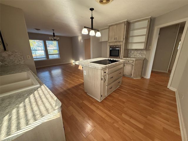 8109 Magnolia Lane, Hitchcock, TX 77563