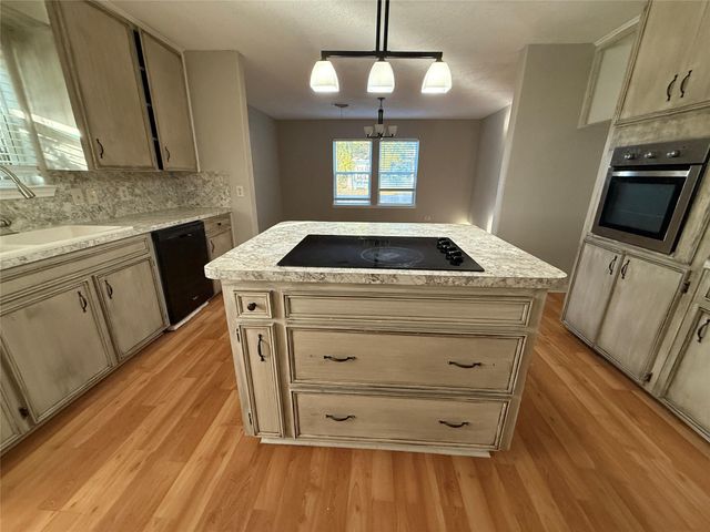 8109 Magnolia Lane, Hitchcock, TX 77563