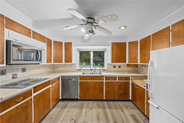 7112 Valentown Rd, Victor, NY 14564