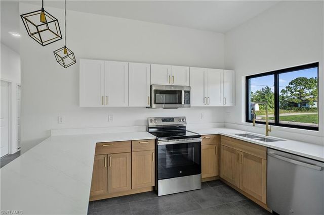 601 Hawthorne AVE S, Lehigh Acres, FL 33974