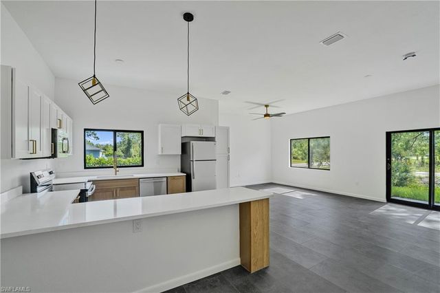 601 Hawthorne AVE S, Lehigh Acres, FL 33974