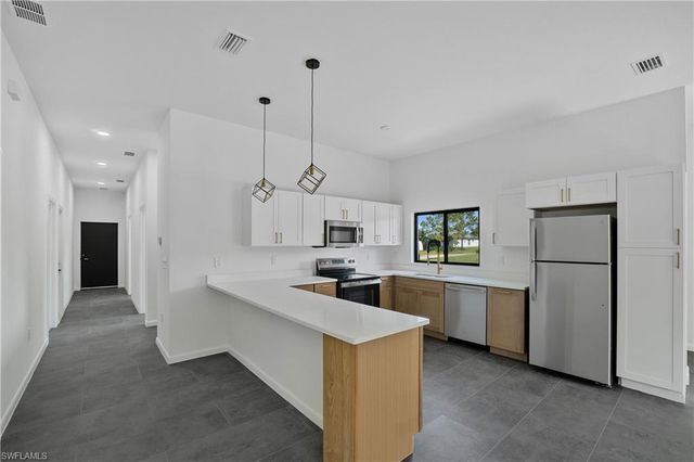 601 Hawthorne AVE S, Lehigh Acres, FL 33974
