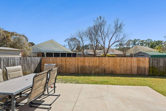 560 Rough Leaf Lane, Mary Esther, FL 32569