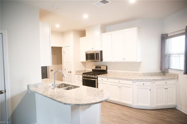233 Kenny LN, Smithfield, VA 23430