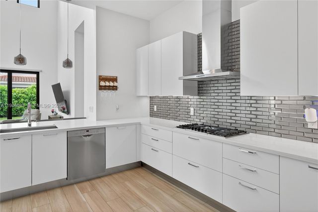 5999 E Brookfield Circle E, Hollywood, FL 33312