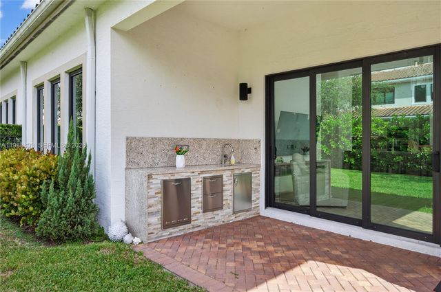 5999 E Brookfield Circle E, Hollywood, FL 33312