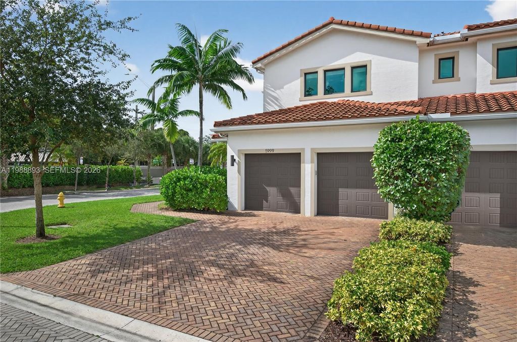 5999 E Brookfield Circle E, Hollywood, FL 33312